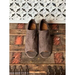 Madeline Girl Womens Taupe Perforated Peep Toe Block Heel Ankle Booties Size 9.5